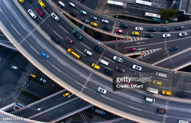 tráfico en autopista en shanghai - tráfico fotografías e imágenes de stock