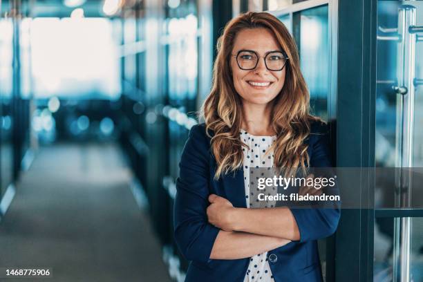 portrait of smiling businesswoman - secretary of state mike pompeo delivers remarks on new iran strategy stockfoto's en -beelden