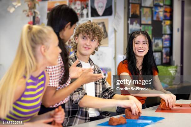 learning to sculpt - laatstejaars high school stockfoto's en -beelden