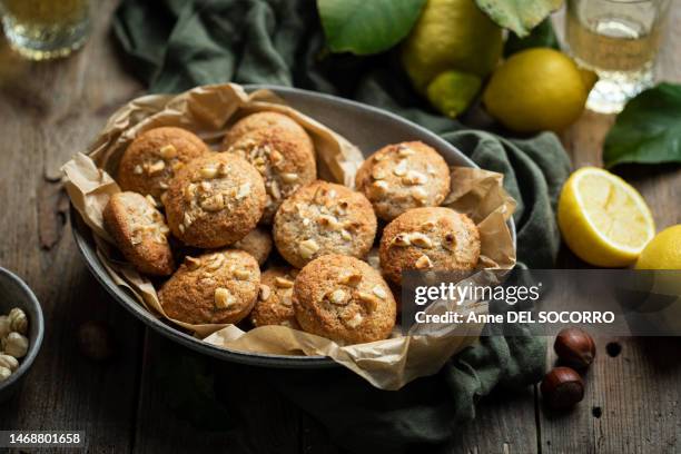 homemade cakes with hazelnuts and lemon financier - buttered muffin - fotografias e filmes do acervo