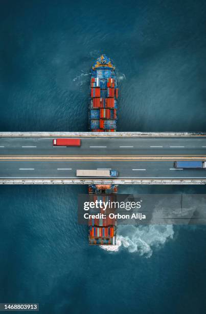 container ship going under brief - transportmedel bildbanksfoton och bilder