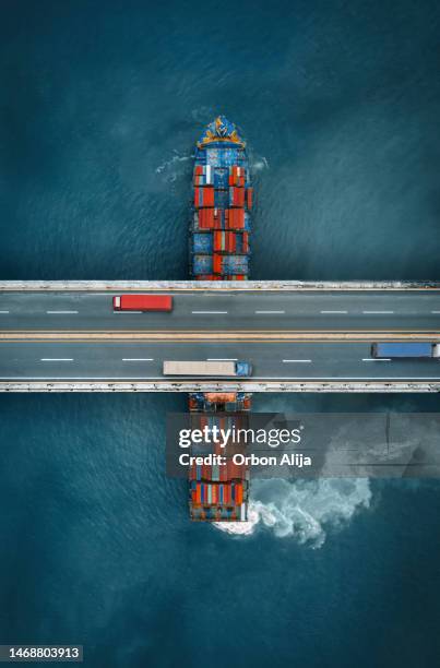 container ship going under brief - shipping 個照片及圖片檔