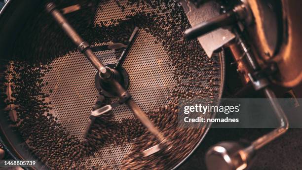 coffee beans spinning in cooling rack, coffee beans roasted by coffee roasting machine. - 焙煎 ストックフォトと画像