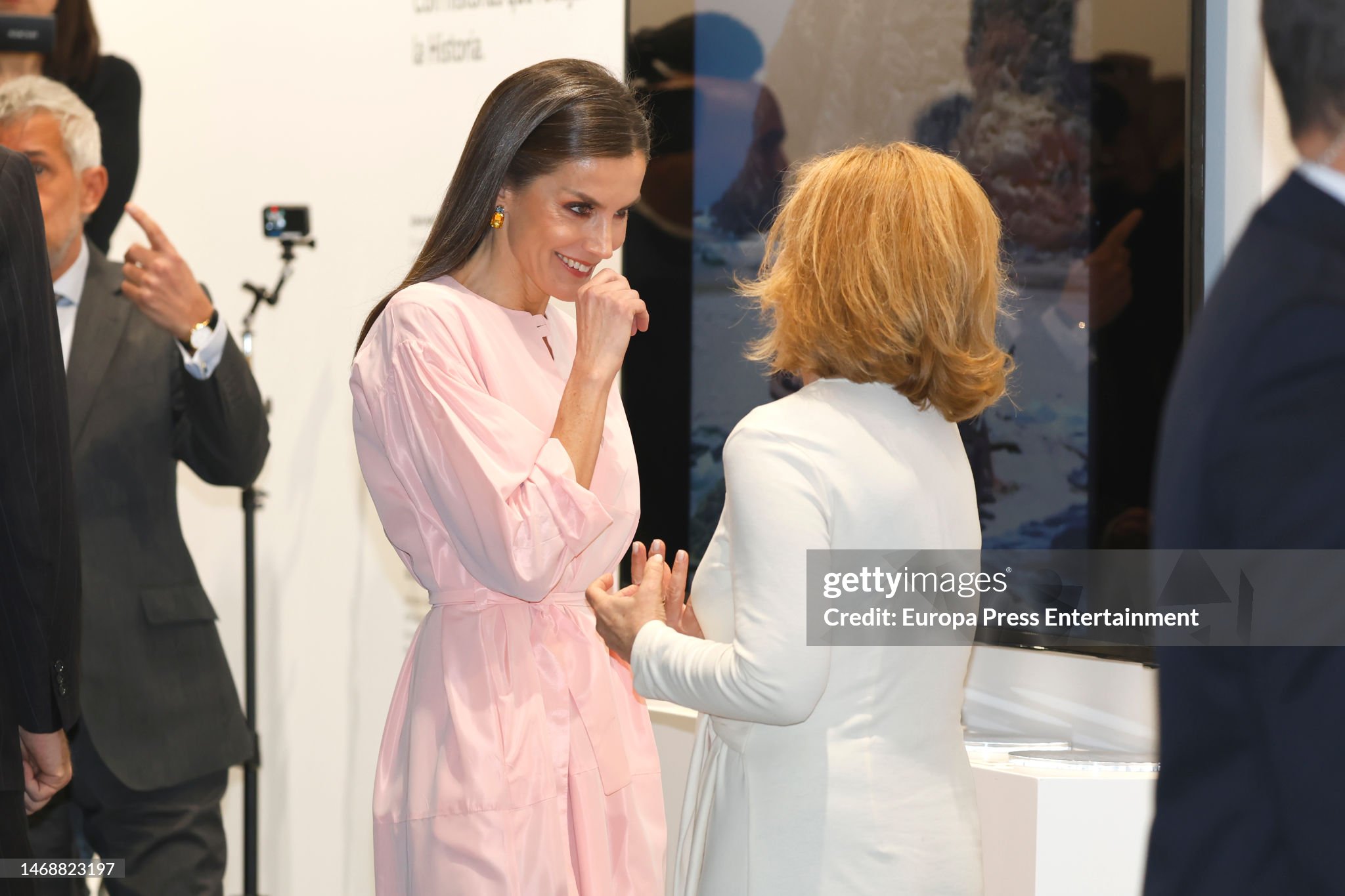 queen-letizia-during-the-inauguration-of-the-42nd-international-contemporary-art-fair.jpg