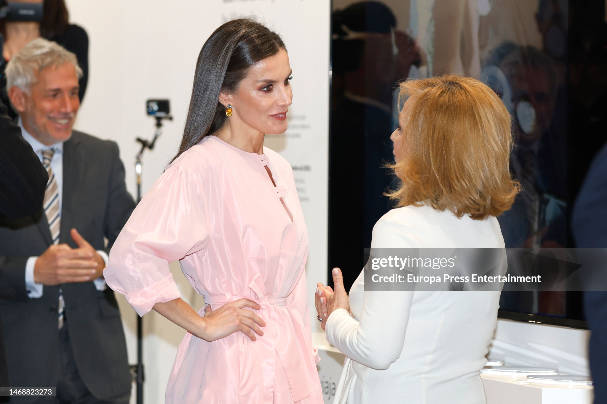 queen-letizia-during-the-inauguration-of-the-42nd-international-contemporary-art-fair.jpg