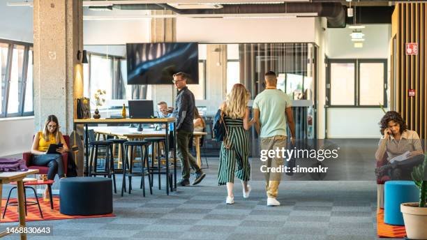 gente que camina en la oficina - personas en el fondo fotografías e imágenes de stock
