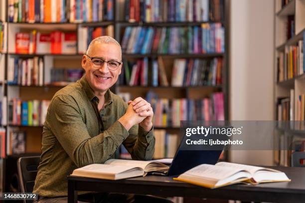 dirigente maschio caucasico maturo positivo al lavoro. - white male professor foto e immagini stock