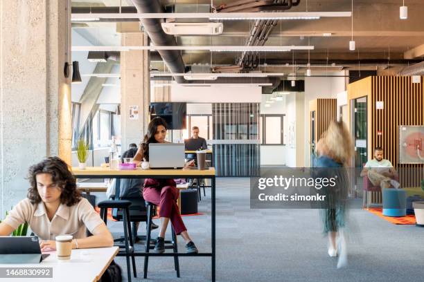 geschäftsleute arbeiten in office - coworking stock-fotos und bilder