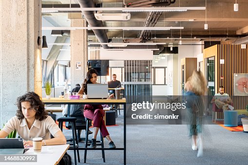 Gente de negocios trabajando en la oficina Gente de negocios trabajando en la oficina