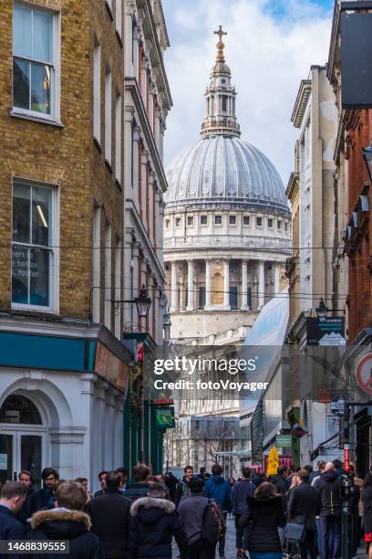 london st. paul's cathedral mit blick auf überfüllte einkaufsstraßenkneipen der stadt - st paul's cathedral london stock-fotos und bilder