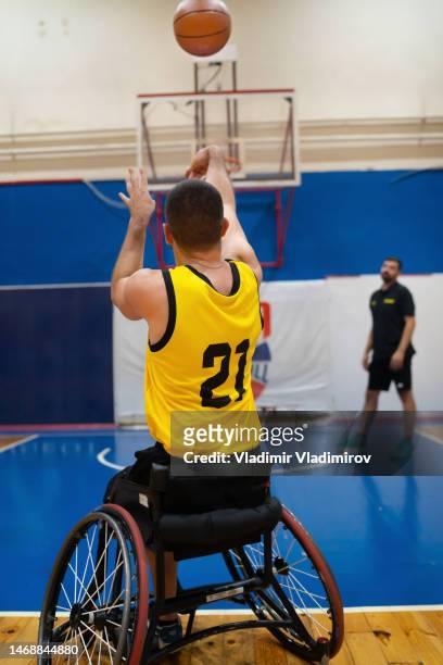 hombres deportivos discapacitados en acción jugando al baloncesto - tiro libre encestar fotografías e imágenes de stock