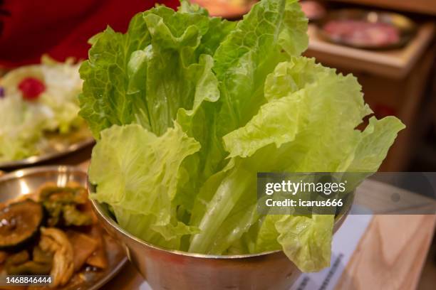 romaine lettuce，barbecue,korean barbecue - bindsla stockfoto's en -beelden