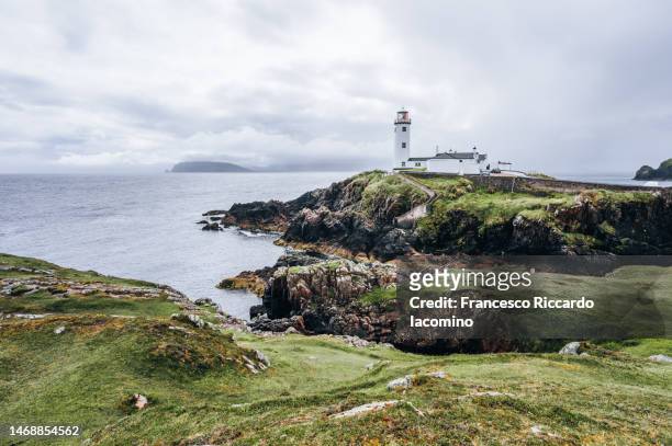 fanad lighthouse, donegal, ireland. - donegal photos et images de collection