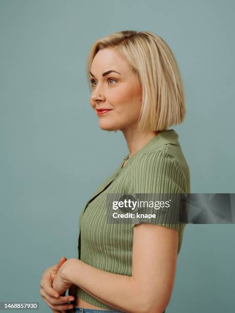 semplice ritratto di una donna di 40 anni con un bob biondo corto in abbigliamento casual - profilo vista laterale foto e immagini stock