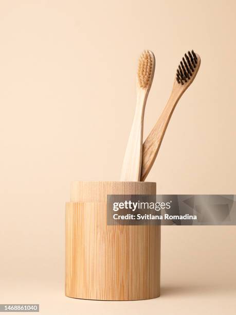 bamboo toothbrushes,  family set. ecological concept - toothbrush photos et images de collection