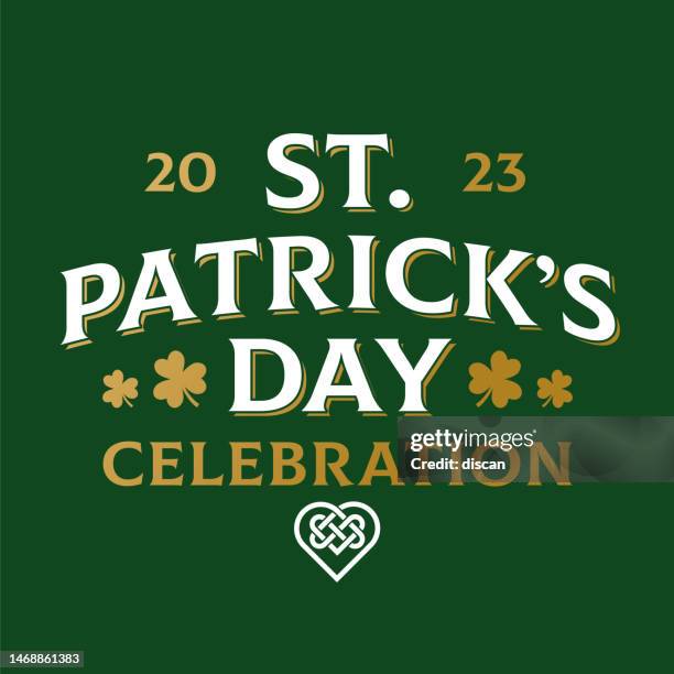 illustrations, cliparts, dessins animés et icônes de fête de la saint-patrick avec symbole du trèfle à quatre feuilles sur fond vert. - build presents suits