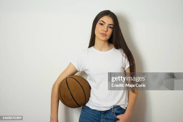 beautiful  female basketball player - basketbal fotos stockfoto's en -beelden