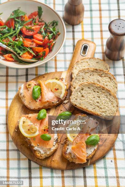 smoked salmon on toasted bread - räucherlachs stock-fotos und bilder