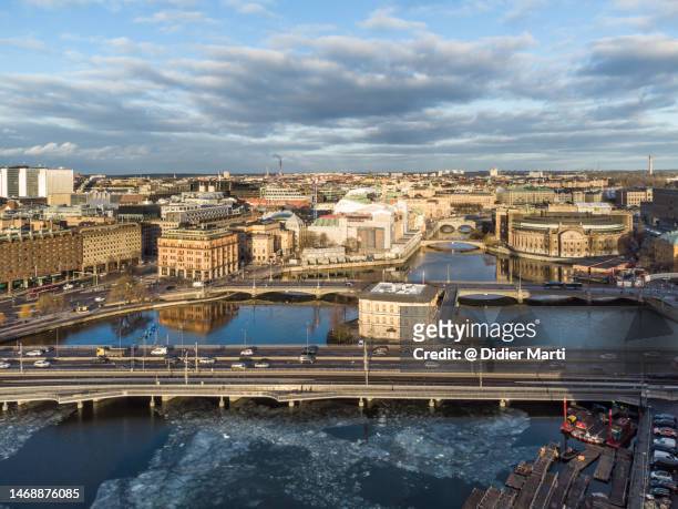 stockholm aerial view with centralbron bridge - aerial view of downtown stockholm fotografías e imágenes de stock