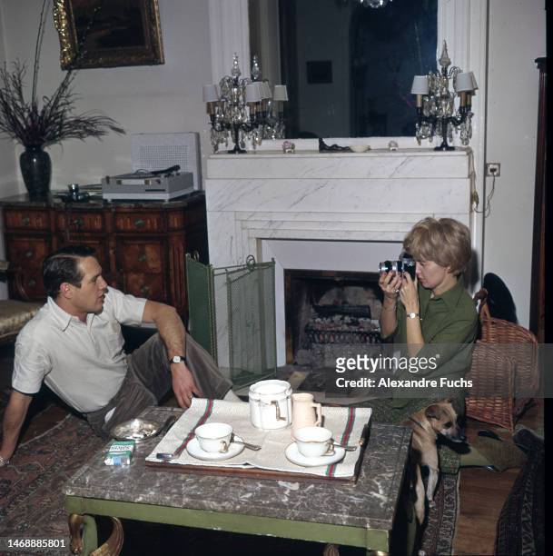 Actor Paul Newman and wife, actress Joanne Woodward, at their living room in Paris in 1960, where they aere shooting the movie "Paris Blues"