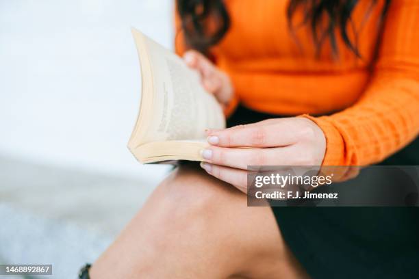 close-up of woman's hands with book - j lee fotografías e imágenes de stock