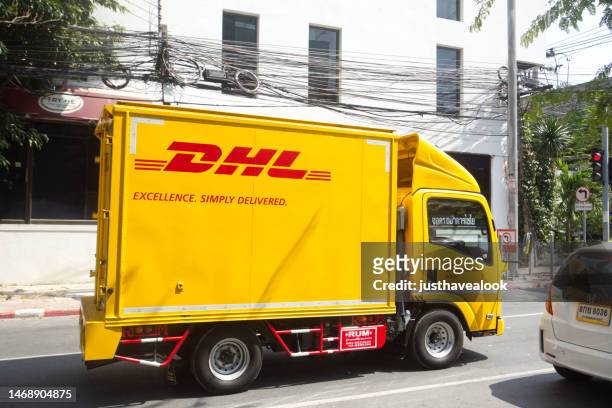yellow semi-truck of german dhl - auto post production filter stockfoto's en -beelden