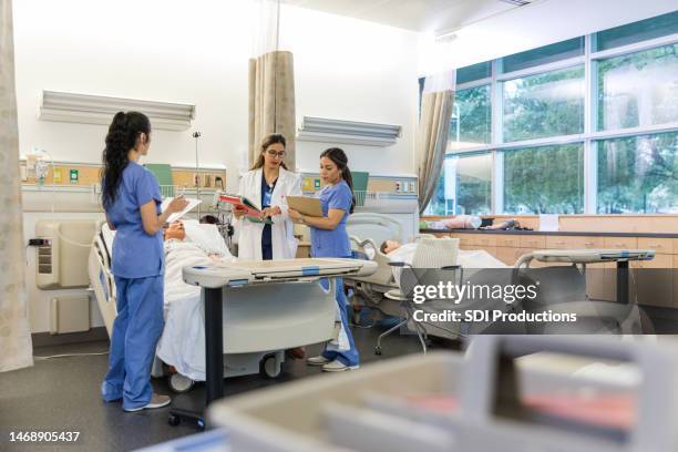 female hospital trainer helps to repeat instructions so the interns can confirm their notes are correct - medical student 個照片及圖片檔