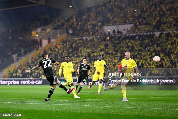 Angel Di Maria of Juventus scores his team's first goal during the UEFA Europa League knockout round play-off leg two match between FC Nantes and...