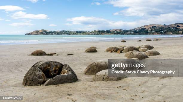 moeraki boulders - moeraki boulders stockfoto's en -beelden