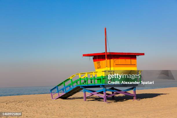 lifeguard tower painted in rainbow colors at venice beach, los angeles, usa - celebrates pride in la ストックフォトと画像