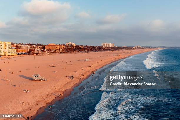 santa monica beach at sunset, aerial view, los angeles, usa - playa de santa mónica fotografías e imágenes de stock