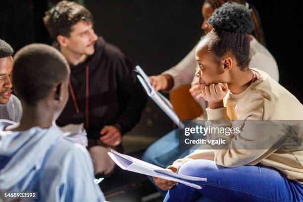 un groupe diversifié de jeunes acteurs pratique la pièce de théâtre - faire du théâtre photos et images de collection