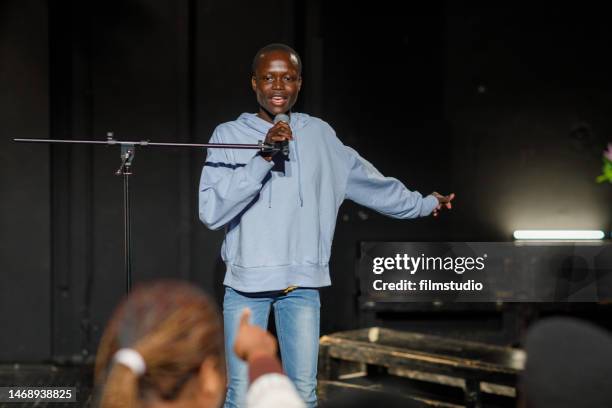 female stand up comedian on stage in theater - sketch comedy stockfoto's en -beelden