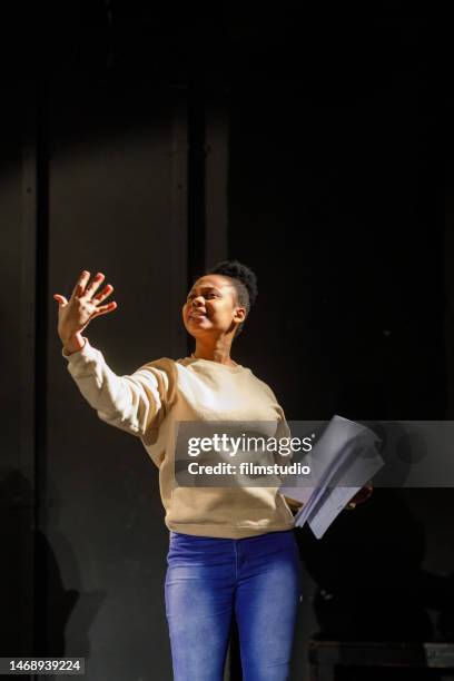 schöne schwarze schauspielerin auf der bühne - schauspieler stock-fotos und bilder