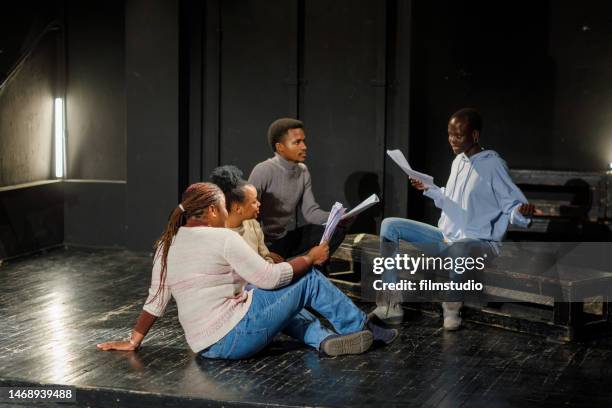 groupe d’étudiants en théâtre noir faisant un exercice d’improvisation dans un cours de théâtre - faire du théâtre photos et images de collection