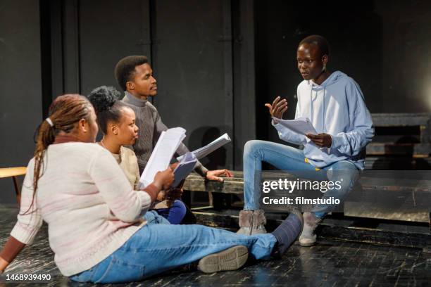 gruppe schwarzer schauspielstudenten, die eine improvisationsübung in einer schauspielklasse machen - schauspielerin stock-fotos und bilder