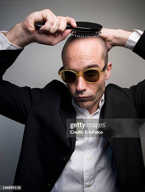 interessante bald guy kämmen selbst - kämmen stock-fotos und bilder