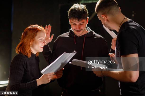 acteurs répétant avec des scripts sur scène au théâtre - faire du théâtre photos et images de collection