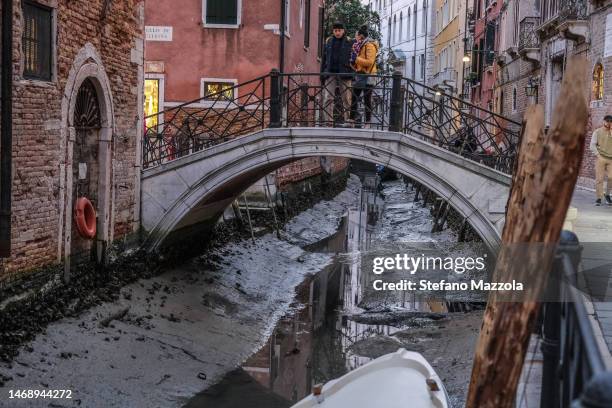 The low tide today in Venice has reached -62 centimeters above mean sea level, causing problems to the navigation on February 06, 2023 in Venice,...