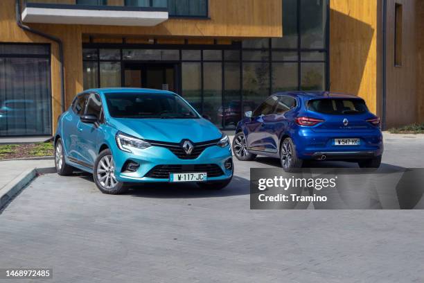 renault clio v cars on a street - tweedehands autoverkoop stockfoto's en -beelden