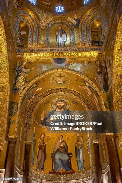 medieval byzantine style mosaics of christ pantocrator above the altar of the palatine chapel, cappella palatina, palermo, italy - cappella palatina sicily stock-fotos und bilder