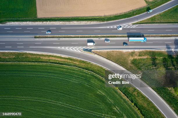 autobahn und kreuzung von oben - autobahn stock-fotos und bilder