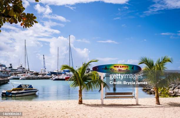 wir lieben st. maarten schild - saint martin caraibi stock-fotos und bilder