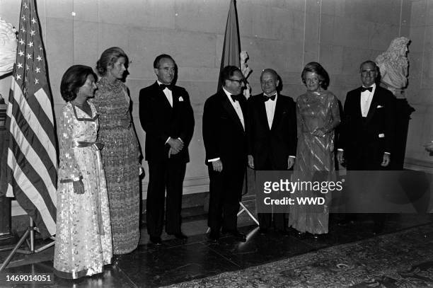 Lise-Marie Sauvagnargues, Nancy Kissinger, Jean Sauvagnargues, Henry Kissinger, guest, Yanne Kosciusko-Morizet, and guest attend a party at the...