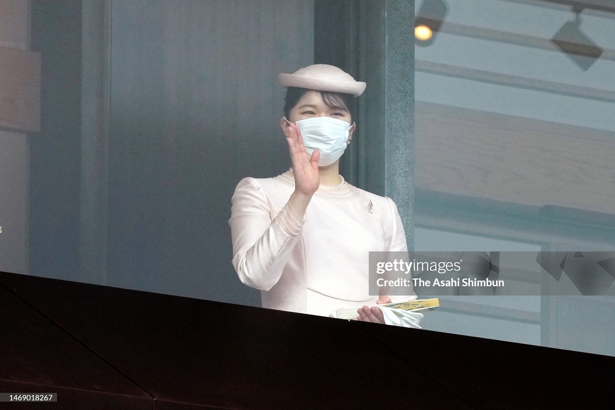 princess-aiko-waves-to-well-wishers-during-emperor-naruhitos-birthday-celebration-at-the.jpg