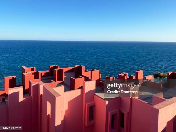ポストモダンな集合住宅「ラ・ムララ・ロハ」、赤い壁、カルプ、スペインの建築家リカルド・ボフィルによって - ricardo bofill sr ストックフォトと画像