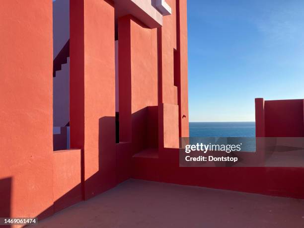 the postmodern apartment complex 'la muralla roja', the red wall, by architect ricardo bofill in calpe, spain - ricardo bofill sr stock pictures, royalty-free photos & images
