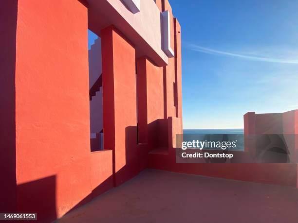 the postmodern apartment complex 'la muralla roja', the red wall, by architect ricardo bofill in calpe, spain - ricardo bofill sr stock pictures, royalty-free photos & images