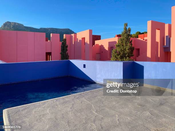 the postmodern apartment complex 'la muralla roja', the red and blue wall, by architect ricardo bofill in calpe, spain - ricardo bofill sr stock pictures, royalty-free photos & images