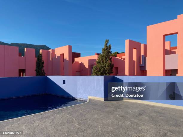 ポストモダンな集合住宅「ラ・ムララ・ロハ」、赤い壁、カルプ、スペインの建築家リカルド・ボフィルによって - ricardo bofill sr ストックフォトと画像
